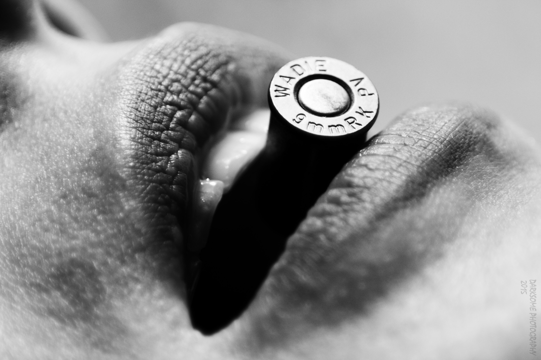 Dívka s nábojem v ústech.